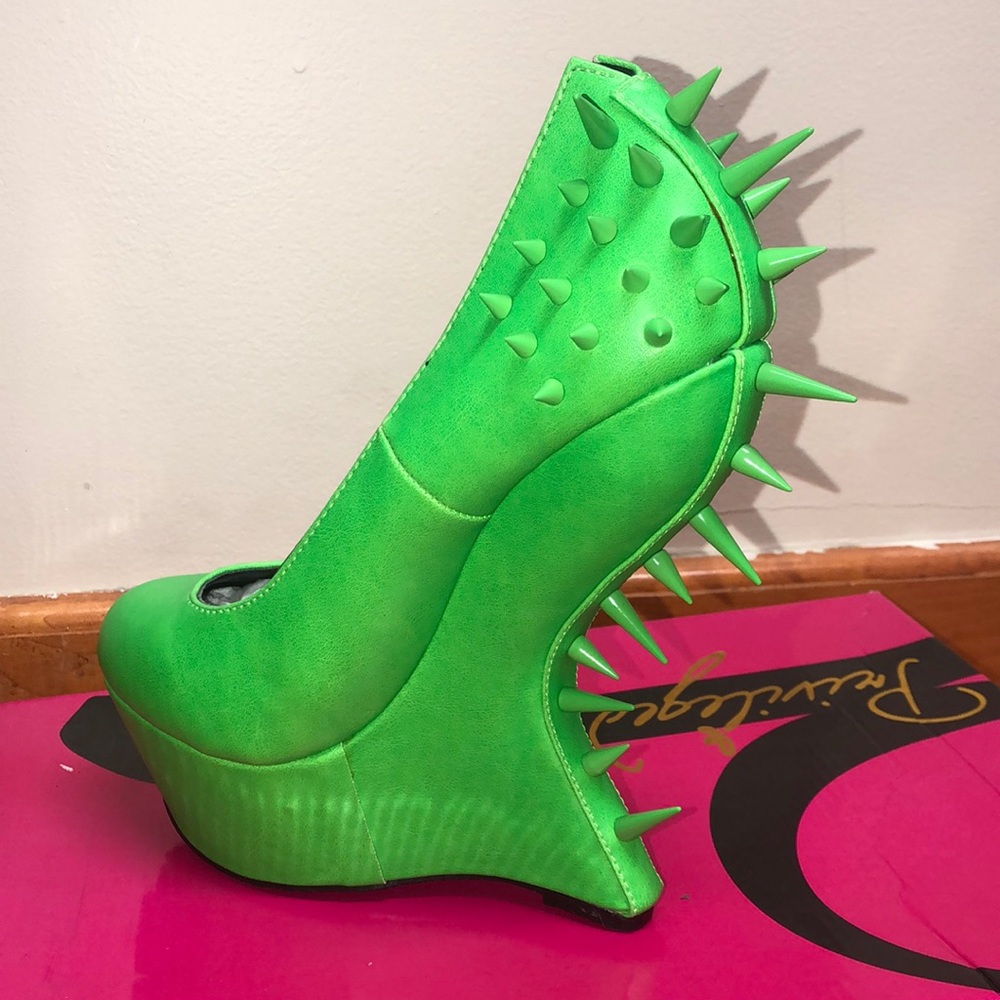 Privileged Green Spiked Wedges - Picture 2 of 7